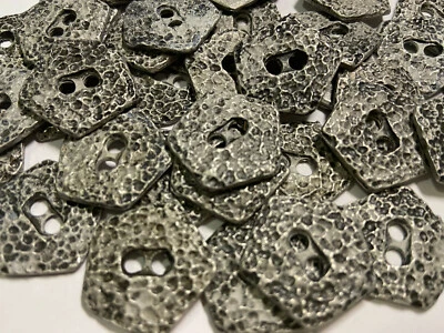 Botón de metal fundido vintage de 5 lados con forma de pentágono plata antigua 15 mm 25 mm 2 orificios Foto 1 de 3