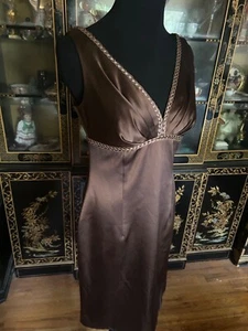 Vestido de cóctel Kay Unger marrón lujoso funda satinada plisado frente trenzado ribete 6 - Imagen 1 de 13