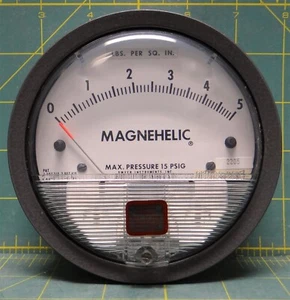 Dwyer Magnehelic 4" Differential Pressure Gauge 0-5 Lbs Per Sq. Inch Model: 2205 - Picture 1 of 7