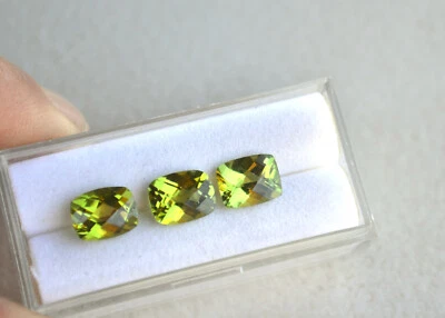 Trío de peridotos de corte de tijera de 7,53 quilates emparejados Foto 1 de 4