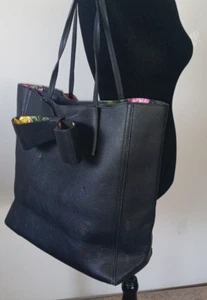 Bolso de Mano Y2K BETSEY JOHNSON Arco Grande Imitación Cuero Negro con Interior Floral - Imagen 1 de 18