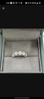 Anillo banda de eternidad de diamantes Foto 1 de 3