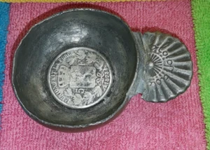 Pequeña cata de vinos de peltre marcada siglo XIX con moneda de 5 francos 1873 - Imagen 1 de 5