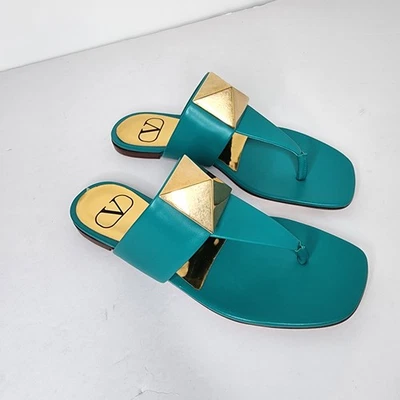 Sandalias de tanga Valentino Garavani para mujer con un tachuelas en verde talla 35 EE. UU. 5 Foto 1 de 4