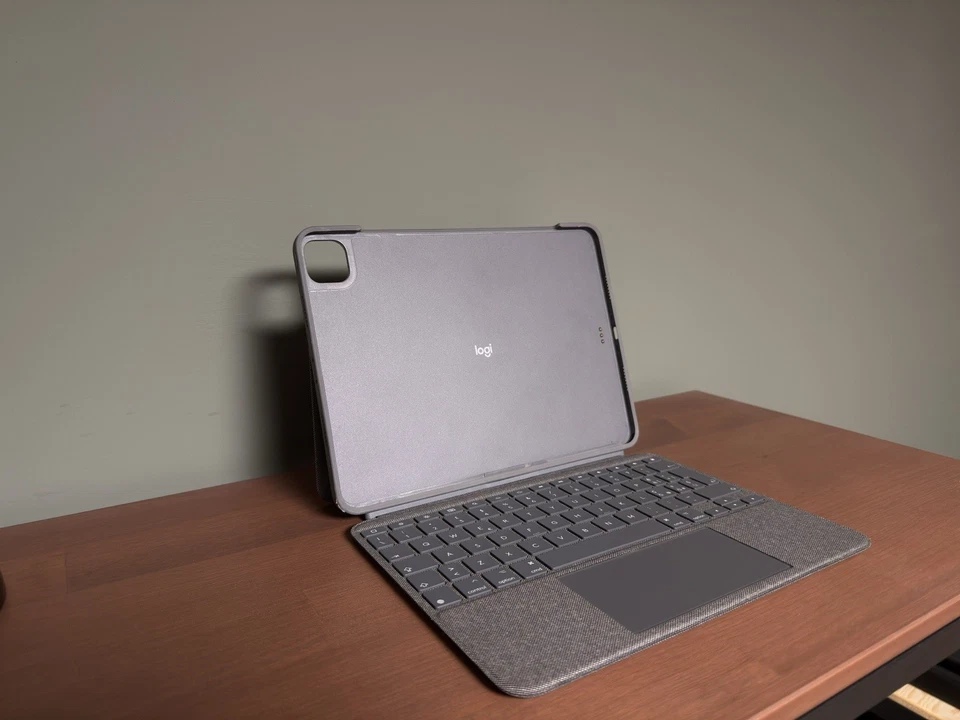 Logitech Combo Touch Custodia con Tastiera per 11" Apple iPad Pro 1a/2a/3a Gen. - Immagine 1 di 4