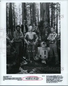Foto de prensa 1983 George Lucas, Richard Marquand y elenco de "El Retorno del Jedi" - Imagen 1 de 2