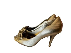 Zapatos de salón GIANNI BINI para mujer talla 10M de cuero dorado con tachuelas lazo punta abierta - Imagen 1 de 14