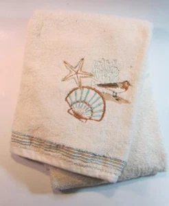 Tropical Seashells Bath Towel 26 in x 48 in Cotton Off White (One / 1 towel) NEW - Picture 1 of 2