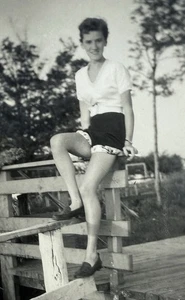 Vintage Old 1940s-1950s Snapshot Photo of Pretty Women Girls Short Shorts - Picture 1 of 2
