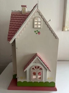 Casa de muñecas Cutie Strawberry House techo triangular usada para jardín madre - Imagen 1 de 8