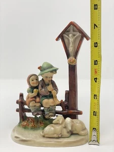"Estatuilla Hummel Goebel Wayside Devotion 28/2 niño niña en cerca con cruz 7"" TMK3" - Imagen 1 de 16