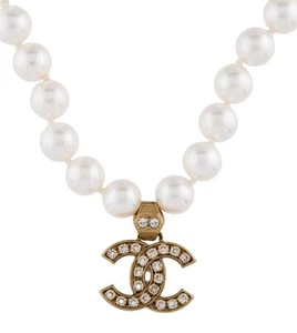 Collar Fi In CHANEL CC Perla Strass Chapado en Oro 2021 Crucero CC Logo Colgante - Imagen 1 de 5