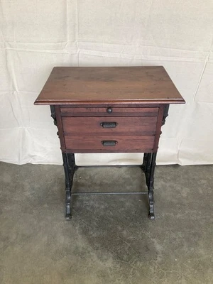 19 世纪哥特式铸铁和胡桃木工业工作台支架长凳罕见 — 第 1/4 张图片