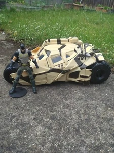 DC Multiverse Batman Tumbler (Camo Version) + Batman Dark Detective Figur - Bild 1 von 9