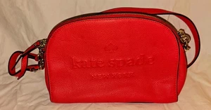 Bolso Bandolera Kate Spade Larchmont Avenue Logo Tori Rojo Embassed Nueva York - Imagen 1 de 8