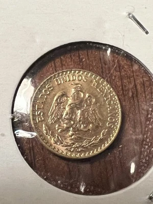 Moneda de oro 1945 dos pesos Foto 1 de 2