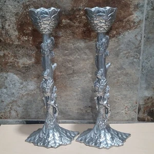 Par de candelabros cónicos firmados Arthur Court aluminio hoja de acebo piña 1992 - Imagen 1 de 11
