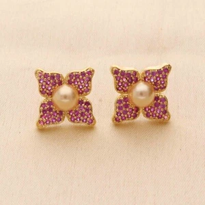 Aretes florales con detalles de circonitas cúbicas y centro de perlas - Imagen 1 de 25