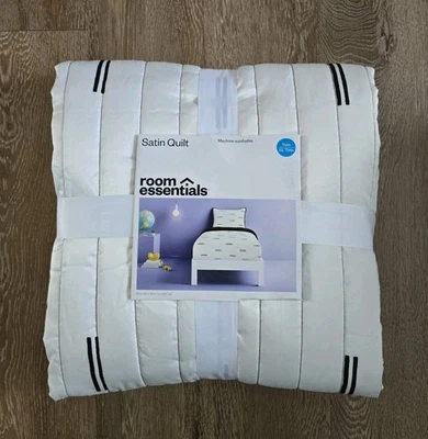 Colcha de satén blanca y negra Room Essentials doble/doble XL Foto 1 de 4