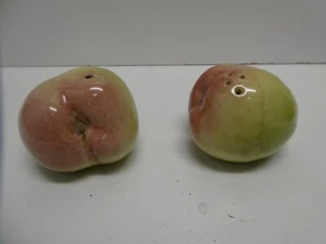 AUSTRALIAN POTTERY DARBYSHIRE NECTARINES PEACHES SALT & PEPPER SHAKERS PAIR - Picture 1 of 8