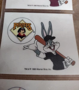 1990 BUGS HASE Pittsburgh Pirates TEAM LOGO VINTAGE BASEBALL KARTEN AUFKLEBER Lot 10 - Bild 1 von 4