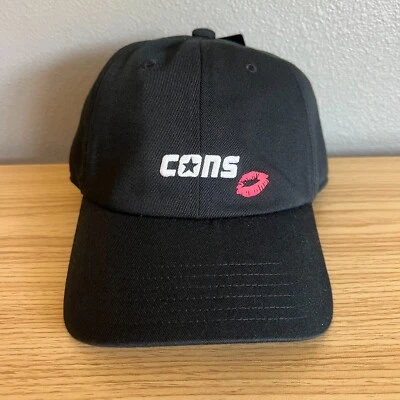 Gorra con tirantes Converse Labios ajustable negra de lona patinadora Foto 1 de 4