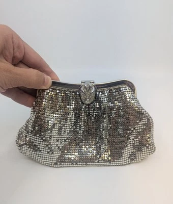 Monedero vintage de malla plateada Whiting and Davis con cierre de diamantes de imitación Foto 1 de 4
