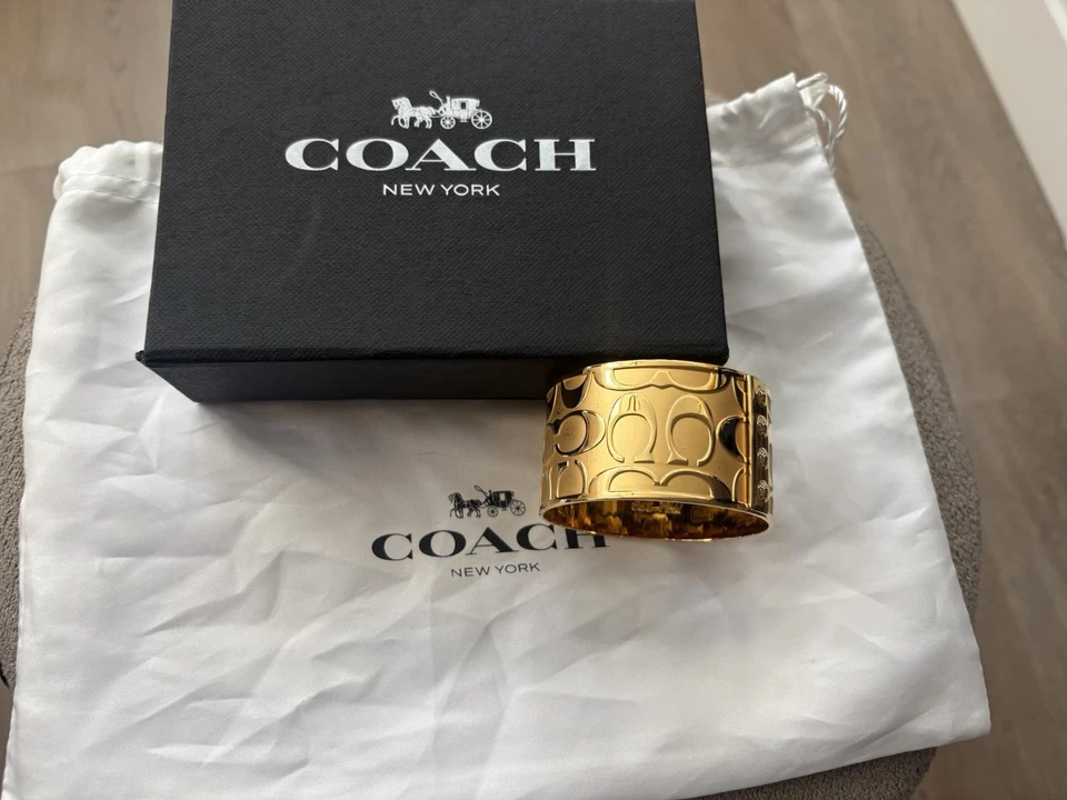 Brazalete Coach Signature C dorado extra ancho - Raro Foto 1 de 4