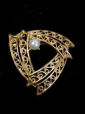 Broche prendedor vintage con nudo de perlas de imitación corona triángulo de trabajo de metal abierto tono dorado Foto 1 de 4