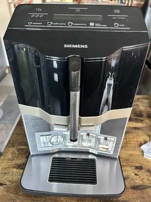 Siemens EQ.3 S500 TI305506DE/2 1300W Bean-to-Cup Kaffeevollautomat Piano Black  - Bild 1 von 4