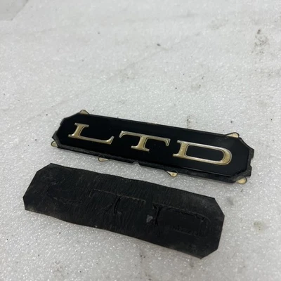 OEM Ford 1969 1970 LTD cubierta tapa maletero adorno bloqueo cubierta emblema placa solamente Foto 1 de 4