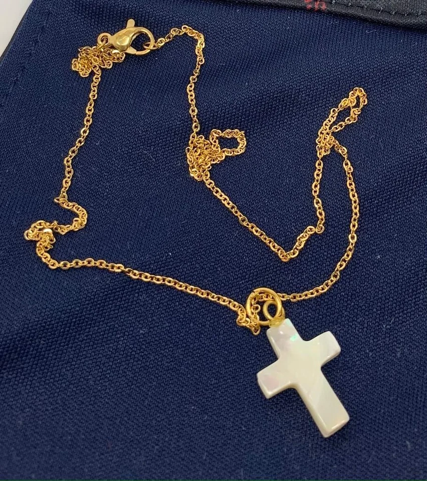 Colar madrepérola cruz com aço inoxidável e banhado a ouro. - Imagem 1 de 4