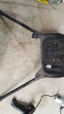 98 99 00 01 02 03 04 CADILLAC SEVILLE HOOD LATCH SUPPORT BRACKET 1998 1999 2000 - Imagem 1 de 4