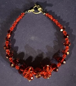 Red Sparkly Beaded Bracelet with Gold Accent Beads Silver Tone Toggle 7 1/2” - Picture 1 of 2