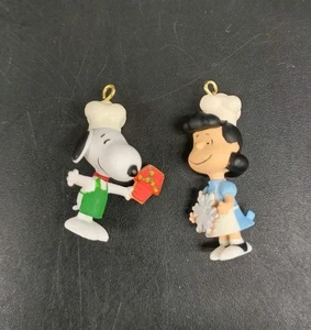 PEANUTS 2021 Hallmark Miniatur Baker Christmas Ornaments - Lucy & Snoopy - Bild 1 von 5