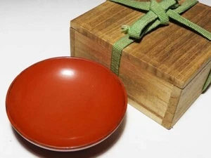 Taza de sake era Guinomi Edo antigua japonesa Negoro taza plana roja con caja de madera - Imagen 1 de 8