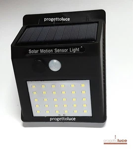 LAMPADA LED  CON PANNELLO SOLARE DA ESTERNO GIARDINO FARETTO SENSORE LUCE 30 LED - Foto 1 di 3