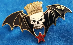 TNT HOLLYWOOD HARD ROCK HALLOWEEN VAMPIRO MURCIÉLAGO CALAVERA ALADA CAFÉ CORONA PIN 2010 - Imagen 1 de 1