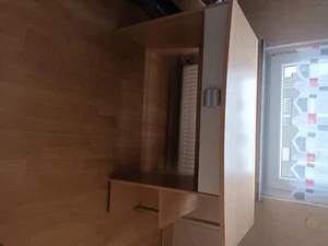 schreibtisch im guten Zustand. Robuster Holzschreibtisch für jedes Alter. - Bild 1 von 2