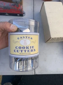 WILLIAMS SONOMA EASTER TIN 8 COOKIE CUTTERS DUCK/CARROT/BUTTERFLY/BUNNY/CHICK - Picture 1 of 4