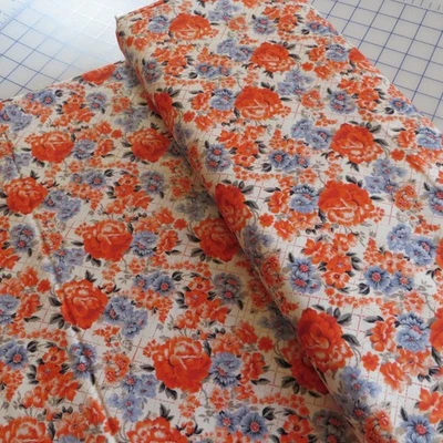 Por yarda, enrejado rosa roja sobre algodón beige $3,99 se envía CUALQUIER cantidad de tela Foto 1 de 4