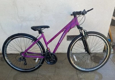 Bicicleta púrpura Schwinn para mujer Foto 1 de 4