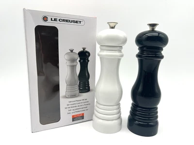 Nuevo Juego de Molinillo de Sal y Pimienta Le Creuset, 8" x 2 1/2" cada uno, Blanco y Negro Foto 1 de 4