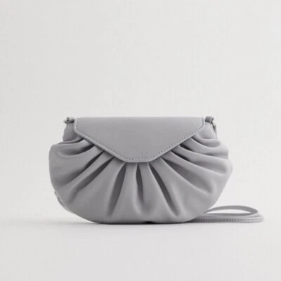 全新 带标签 令人惊叹的 ZARA 聚拢斜挎包 婴儿蓝色包 钱包 带编织带 — 第 1/4 张图片