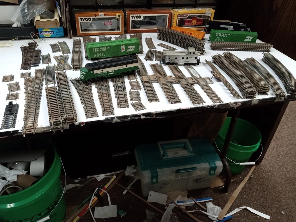 HUGE LOT HO SCALE 80 tracks,2 ENGINES ,6 CARS, 3 BIG SETS TRAIN SIGNS - Image 1 of 4