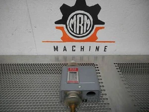 Penn Controls P74EA-1 Pressure Switch 8-70PSIG Nice Shape Used With Warranty - Picture 1 of 9