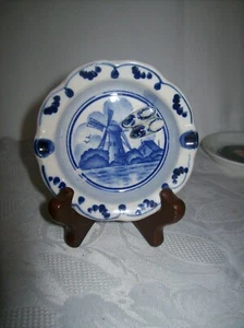VINTAGE PORCELAIN DELFT ASHTRAY WITH CERAMIC WOODEN SHOES AFFIXED - Picture 1 of 2