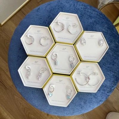 Lote de pendientes BP chapado en rodio circonita cúbica, topacio lavanda, topacio azul y cristal de hielo acuático Foto 1 de 4