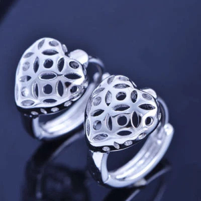 Adorables Nuevos Pendientes de Aro Huggie Corazón Recortado Hinchado Rellenos de Oro Blanco de 18k Foto 1 de 3