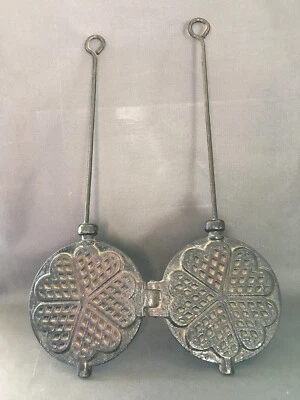 Ancien gaufrier moule en fonte années 50,  5 coeurs, déco chalet art pop - Photo 1/2